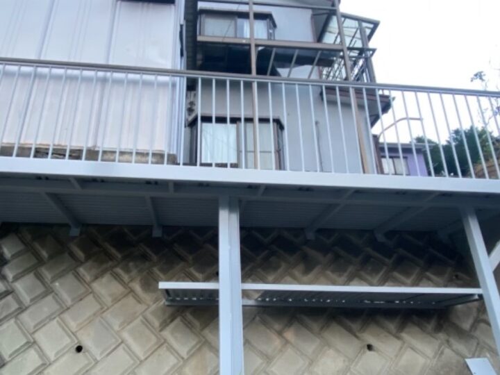 清川村バルコニー鉄骨階段