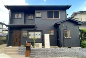 愛川町ブラックでまとめた屋根・モルタル壁塗装がシックモダンな外観に大変身！