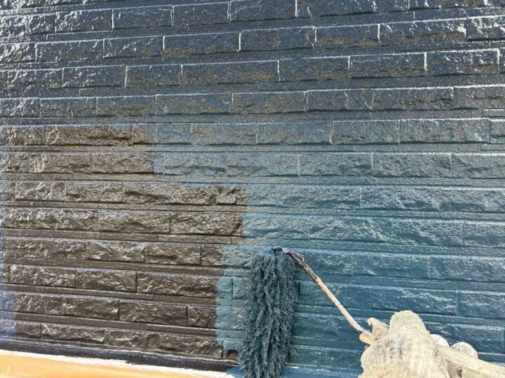 外壁 上塗り(チャコール)